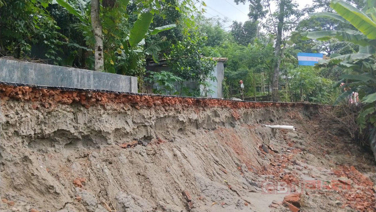 হরিরামপুরে বাহিরচর পূর্বপাড়া নতুন পিচ ঢালাই এর ১ কিঃমি সরকারি রাস্তার অধিকাংশ ধ্বসে পড়ছে,চলাচলে চরম দুর্ভোগ । 