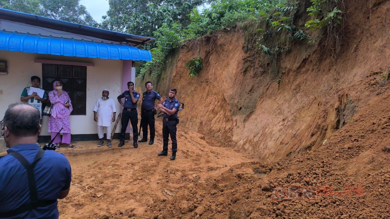 খাগড়াছড়িতে টিলা কেটে মাটি উত্তোলন: ভ্রাম্যমাণ আদালতের অভিযানে ৫০ হাজার টাকা জরিমানা