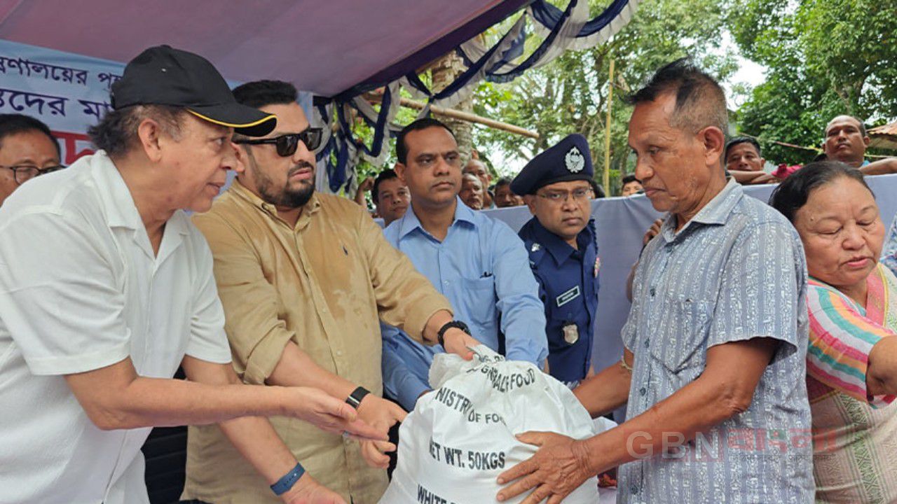 পাহাড়ি ঢলে ক্ষতিগ্রস্তদের পাশে সরকার: মহালছড়িতে ২৫০ পরিবার পেল ত্রাণ, পুনর্বাসনের আশ্বাস প্রতিমন্ত্রীর