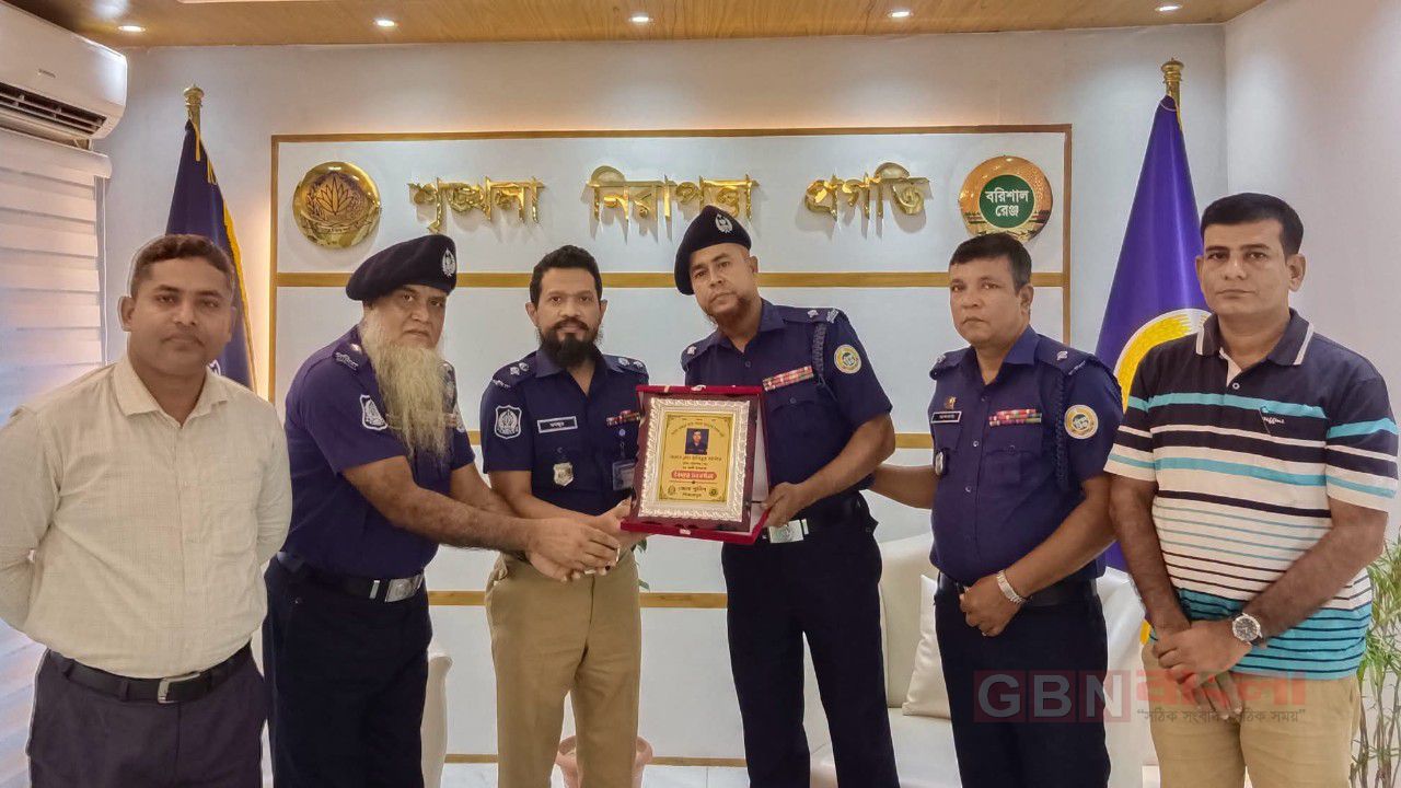 ইন্সপেক্টর হাবিবুর রহমানকে পিরোজপুর জেলা পুলিশের বিদায় সংবর্ধনা