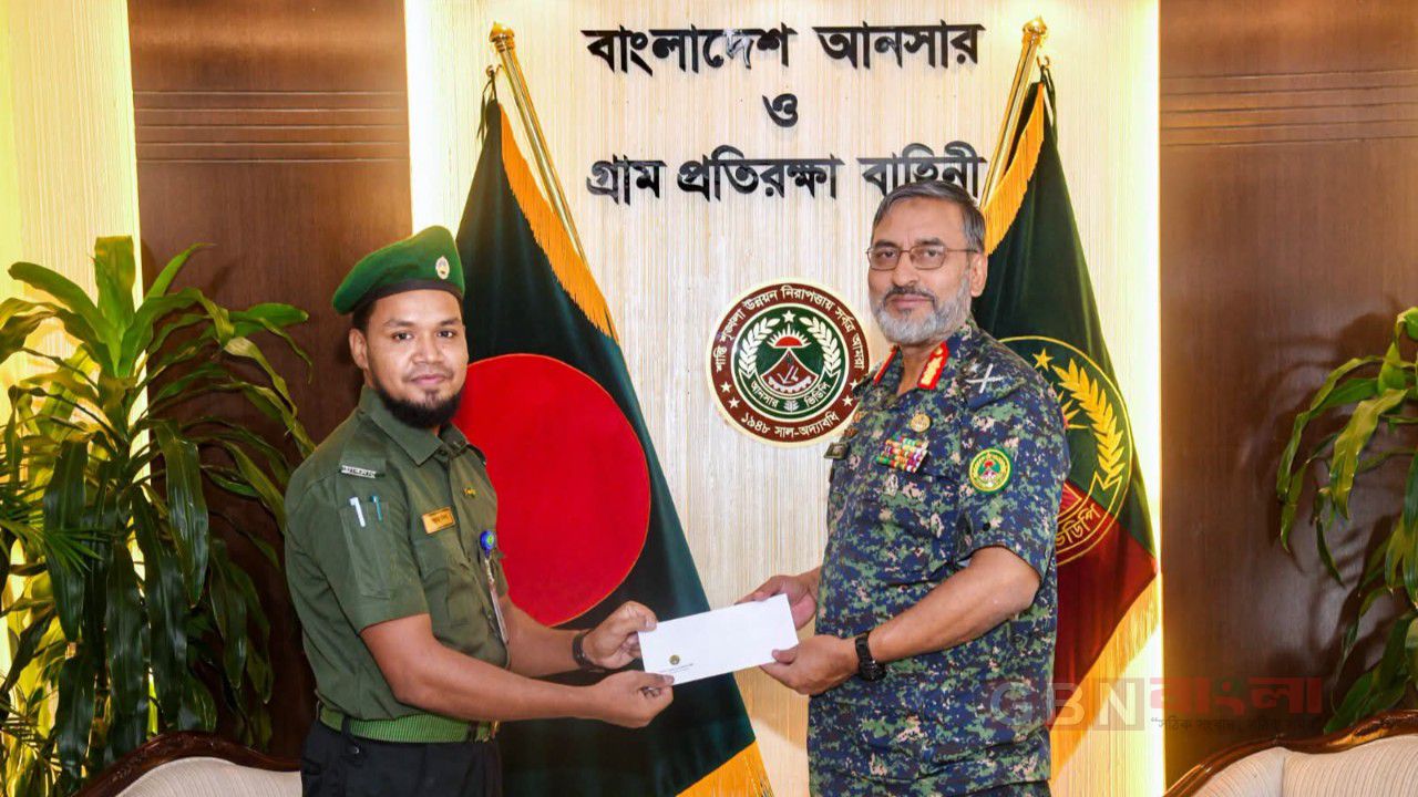 মানবতার মানবসেবায় অনন্য দৃষ্টান্ত: অঙ্গীভূত আনসার সদস্য সারোয়ারকে মহাপরিচালকের সম্মাননা