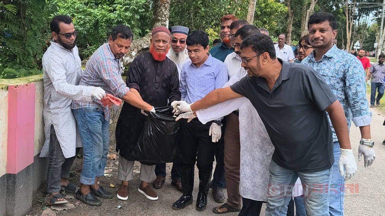 বরিশালের গৌরনদীতে ‘ক্লিন অ্যান্ড গ্রিন’ কর্মসূচির উদ্বোধন