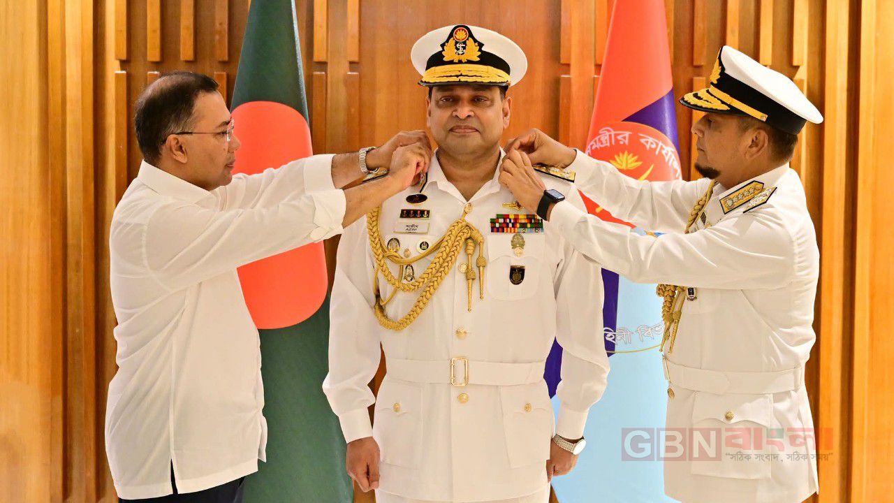 নবনিযুক্ত নৌবাহিনী প্রধান ভাইস এডমিরাল খোন্দকার মিসবাহ উল আজীম-এর র‍্যাংক ব্যাজ পরিধান