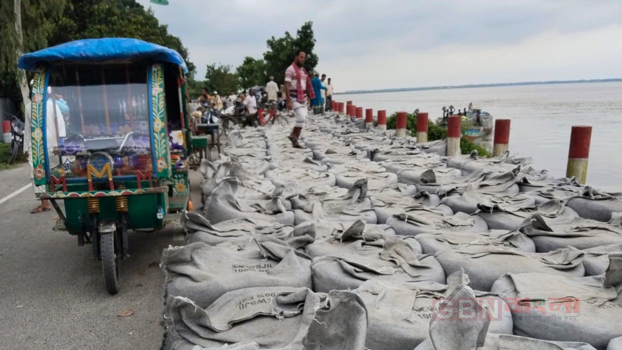 গোপালপুর যমুনা নদীর পানি অকস্মাৎ বৃদ্ধি পাওয়ায় মারাত্মক ঝুঁকিপূর্ণ বন্যা নিয়ন্ত্রণ বাঁধ