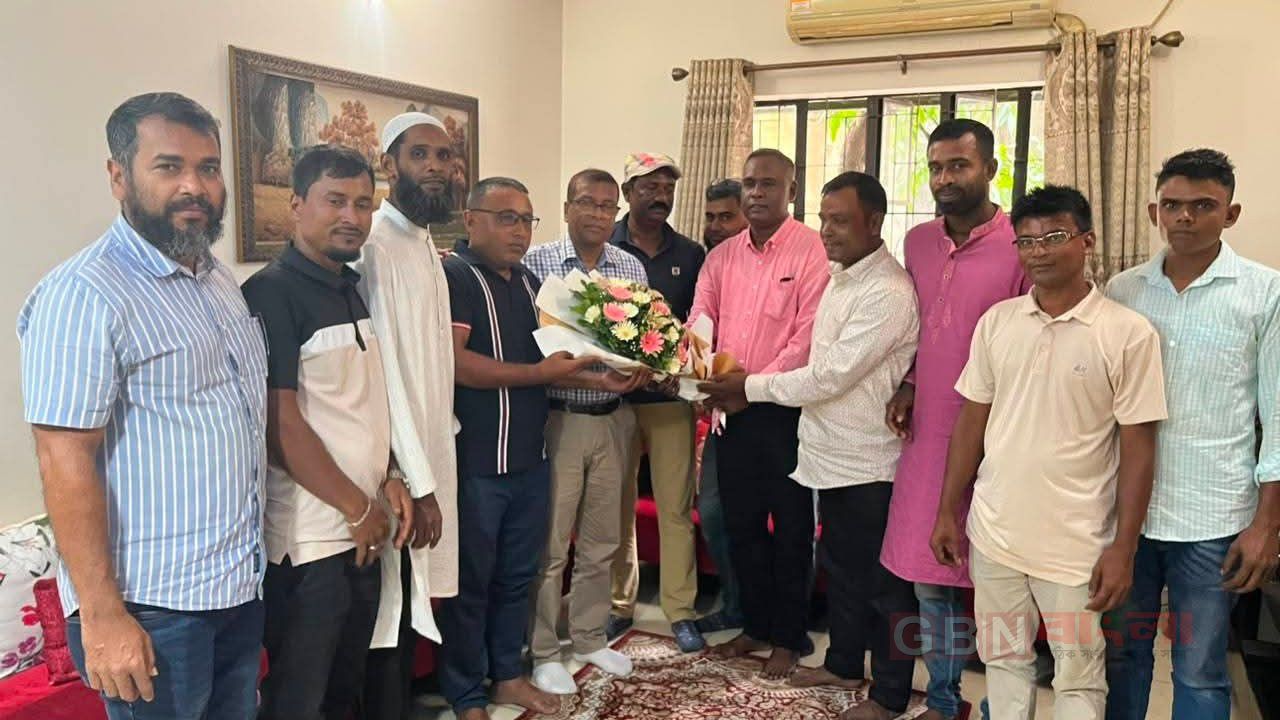নবনিযুক্ত নির্বাহী সচিব কামরুজ্জামান দুলালকে বরিশাল ও গৌরনদী যুবদলের ফুলের শুভেচ্ছা