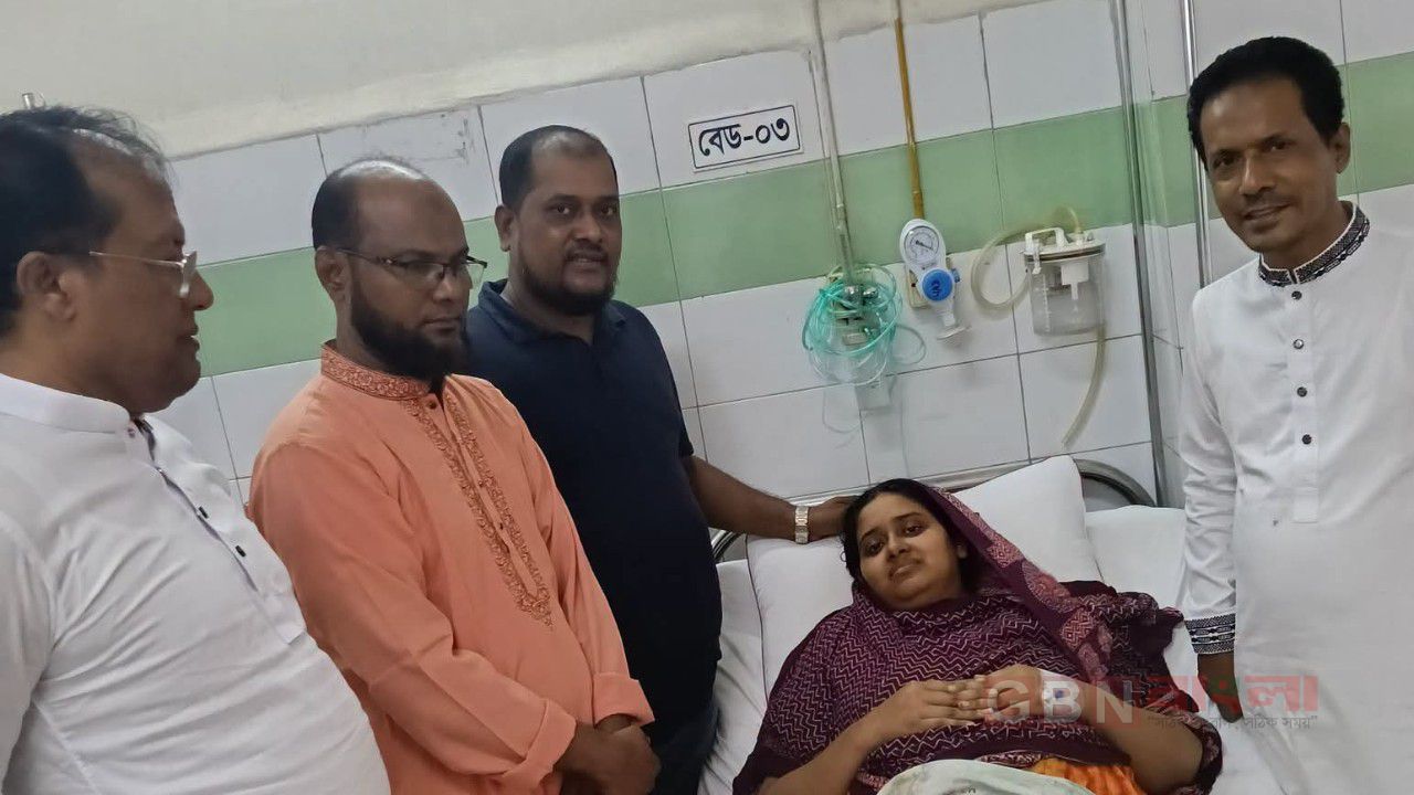 ভর্তি হাসপাতালে খালেদা জিয়া-তারেক রহমান মুক্তি পরিষদ নেতার সহধর্মিণীকে দেখতে নেতৃবৃন্দ