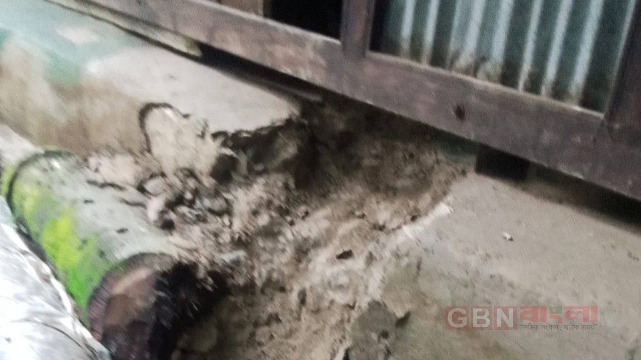 কাজিরহাটে সিধ কেটে চুরি: নগদ টাকা ও স্বর্ণালঙ্কারসহ লক্ষাধিক টাকার মালামাল লুট