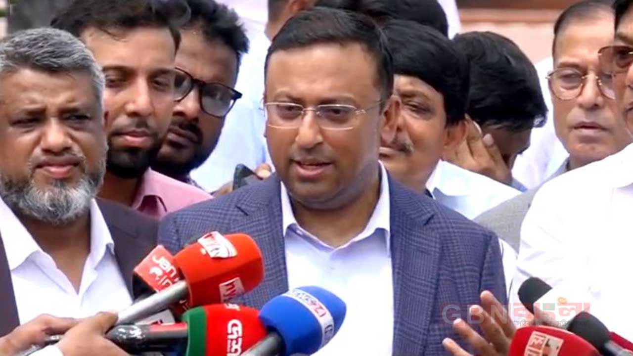 সাংবাদিকদের ব্রিফ করছেন নবনিযুক্ত পররাষ্ট্র প্রতিমন্ত্রী হুমায়ুন কবির