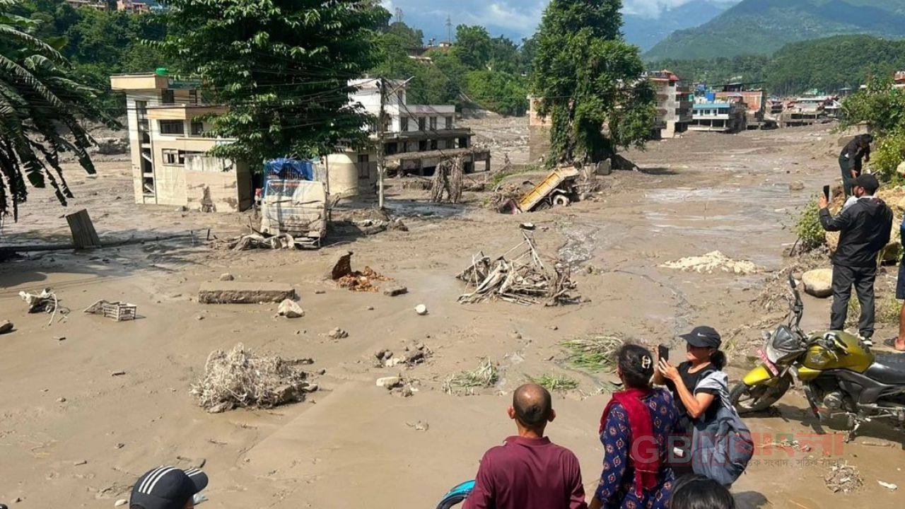 ‘চোখের সামনে ভেসে যেতে দেখলাম স্ত্রী-সন্তানকে’