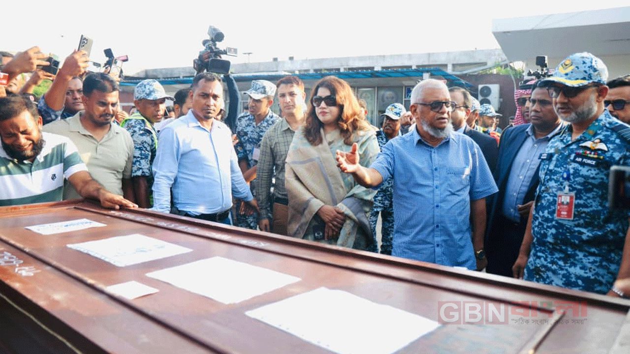 কফিন গ্রহণ করছেন প্রবাসী কল্যাণ মন্ত্রী আরিফুল হক চৌধুরী এবং পররাষ্ট্র মন্ত্রণালয়ের প্রতিমন্ত্রী শামা ওবায়েদ