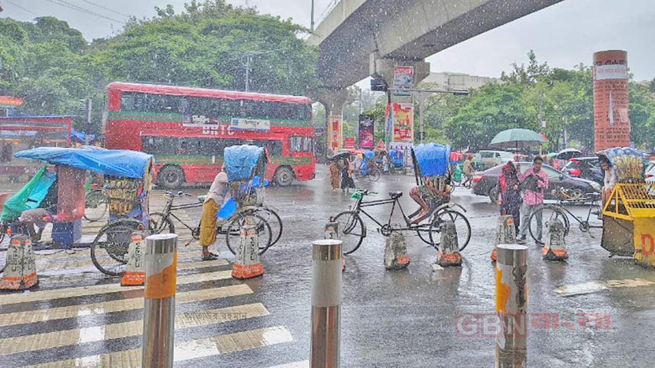 রাজধানীর একটি ব্যস্ত রাস্তায় বৃষ্টির দৃশ্য