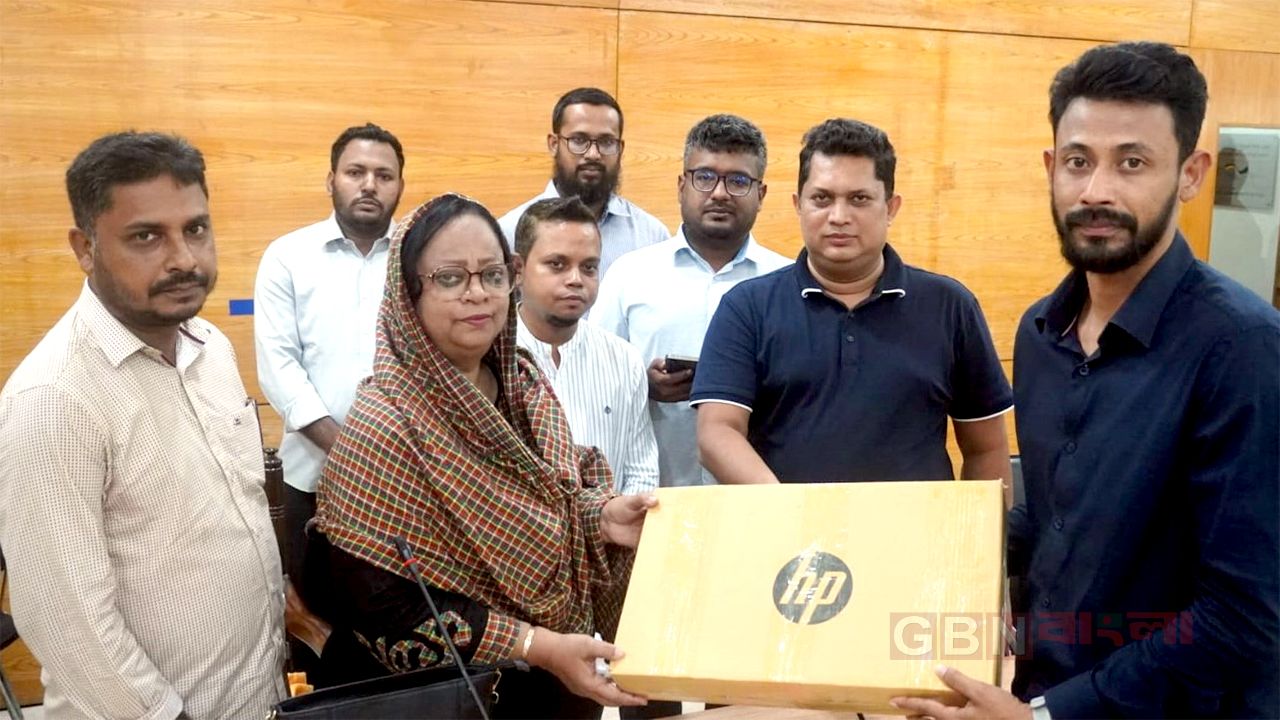 হোল্ডিং ট্যাক্স কার্যক্রম অনলাইনে পরিচালনার জন্য ল্যাপটপ ও অন্যান্য সরঞ্জাম প্রদান