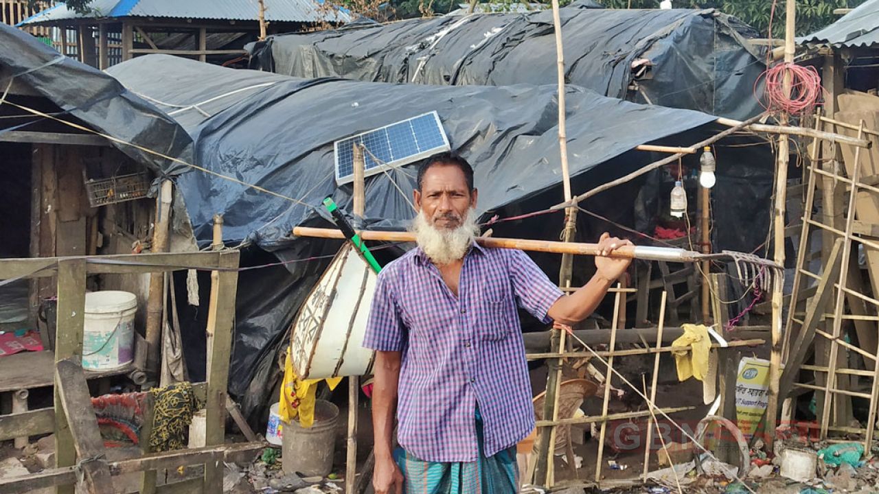 ‘সোনা খুঁজি, রুপা খুঁজি’ হারানো গয়নার সন্ধানে ইস্রাফিল