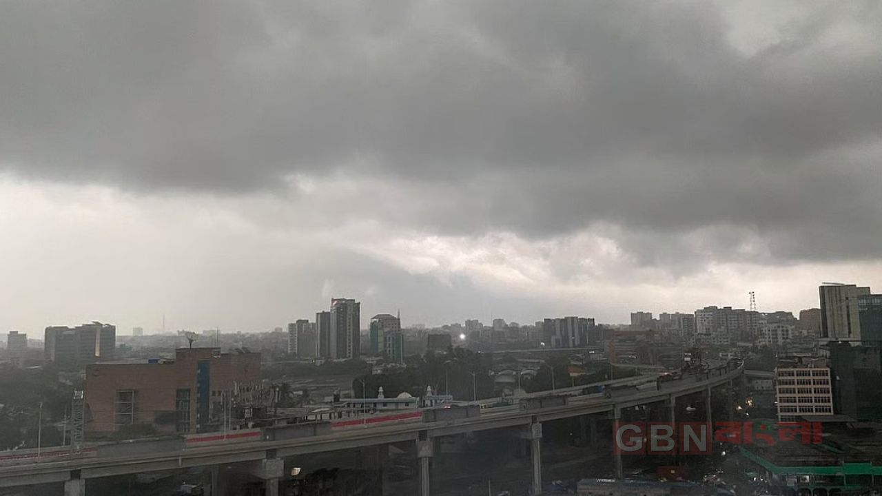 ঢাকার আকাশে মেঘ-বৃষ্টির আভাস, কাটছে না ভ্যাপসা গরম