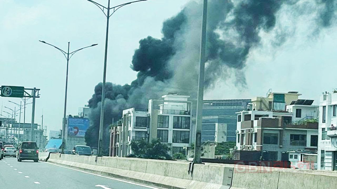 রাজধানীর মহাখালীতে ব্রিটিশ টোব্যাকোর পুরোনো ভবনে আগুন