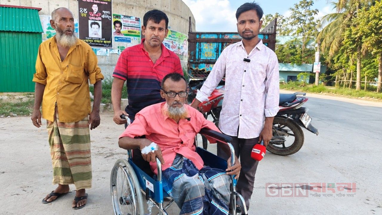 রায়গঞ্জে পা হারানো আবুল কালাম পেলেন হুইলচেয়ার