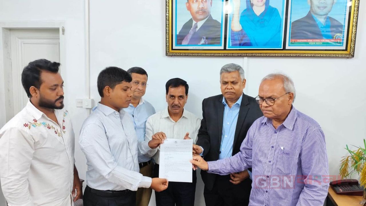দৃষ্টিহীনতার দেয়াল ভেঙে প্রধানমন্ত্রীর উদ্যোগে নবম গ্রেডের চাকরি পেলেন শাকিল