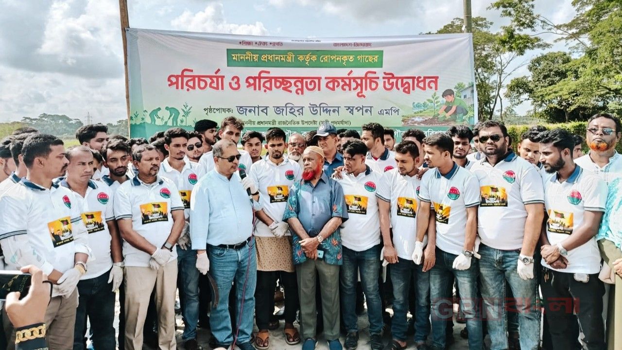 গৌরনদীর বাটাজোরে বৃক্ষরোপণ ও পরিচ্ছন্নতা কর্মসূচির উদ্বোধনে জহির উদ্দিন স্বপন 