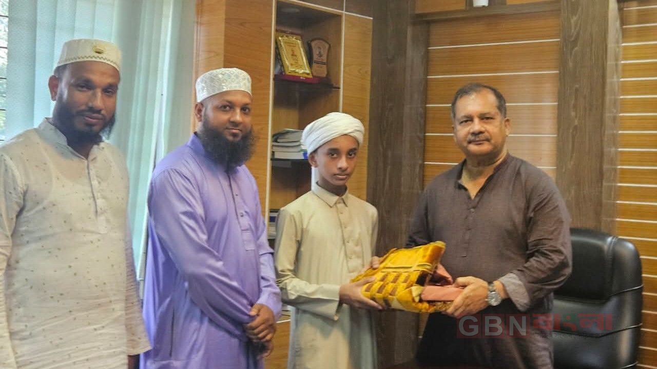 আগৈলঝাড়ায় বিস্ময়বালক হাফেজ মুসাঈবকে সম্মাননা দিলেন এমপি জহির উদ্দিন স্বপন