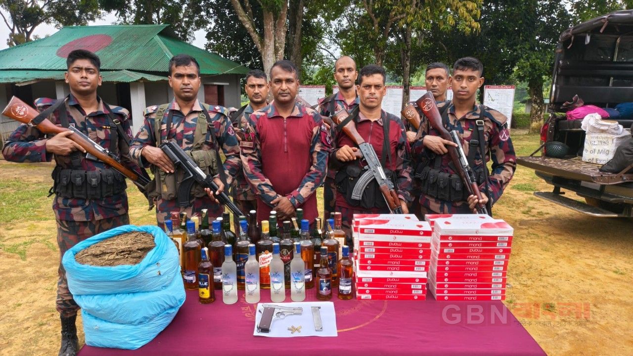 খাগড়াছড়ি সীমান্তে বিদেশি পিস্তল-গুলি ও ভারতীয় মাদকসহ ২.৬১ লাখ টাকার মালামাল জব্দ
