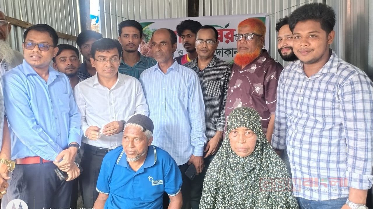 গৌরনদীতে খাসজমিতে দোকান বরাদ্দ  ভিক্ষার থালা ছেড়ে আত্মমর্যাদার পথে দুই হতদরিদ্র মানুষ