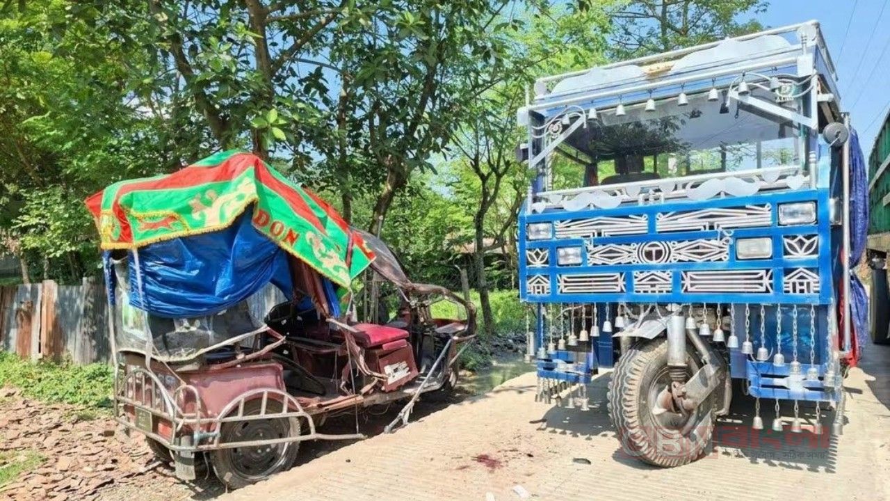 হিলিতে নসিমনের ধাক্কায় দুমড়েমুচড়ে গেল ইজিবাইক, আহত ৪