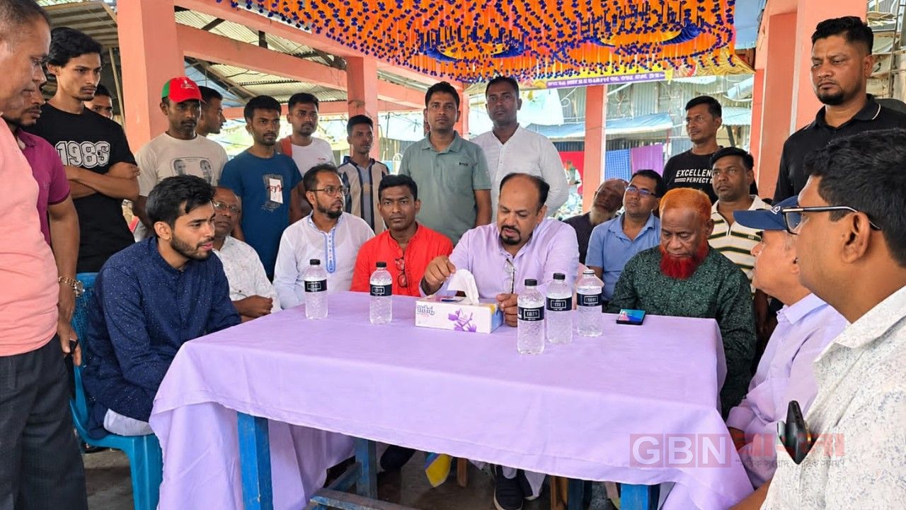 দুর্গাপূজার প্রস্তুতি দেখতে গৌরনদীর বিভিন্ন পূজামণ্ডপ পরিদর্শনে বিএনপি নেতারা   