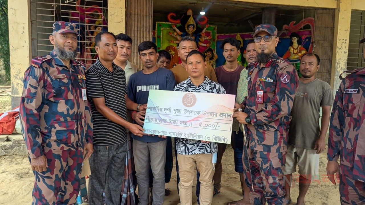 পানছড়িতে দুর্গাপূজার ৬ মণ্ডপে ৩ বিজিবির আর্থিক অনুদান