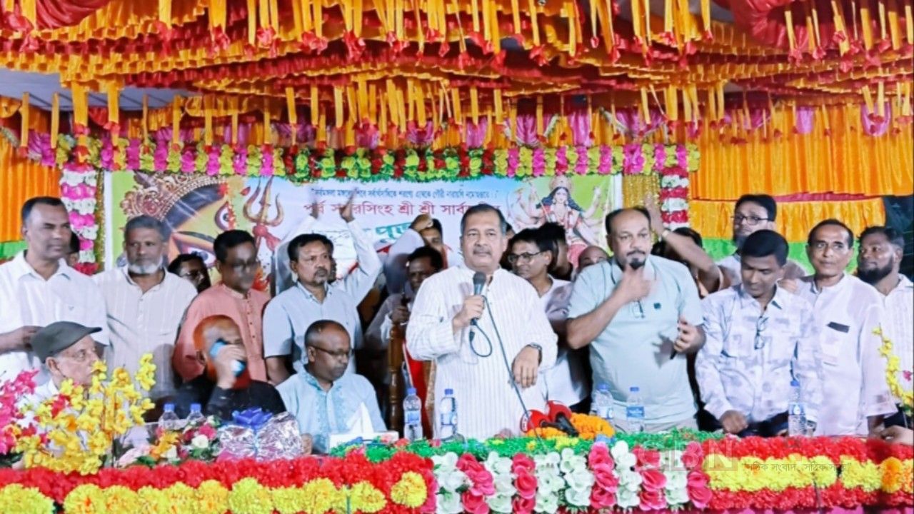 গৌরনদীতে দুর্গাপূজা মণ্ডপ পরিদর্শন করলেন প্রধানমন্ত্রীর রাজনৈতিক উপদেষ্টা জহির উদ্দিন স্বপন 