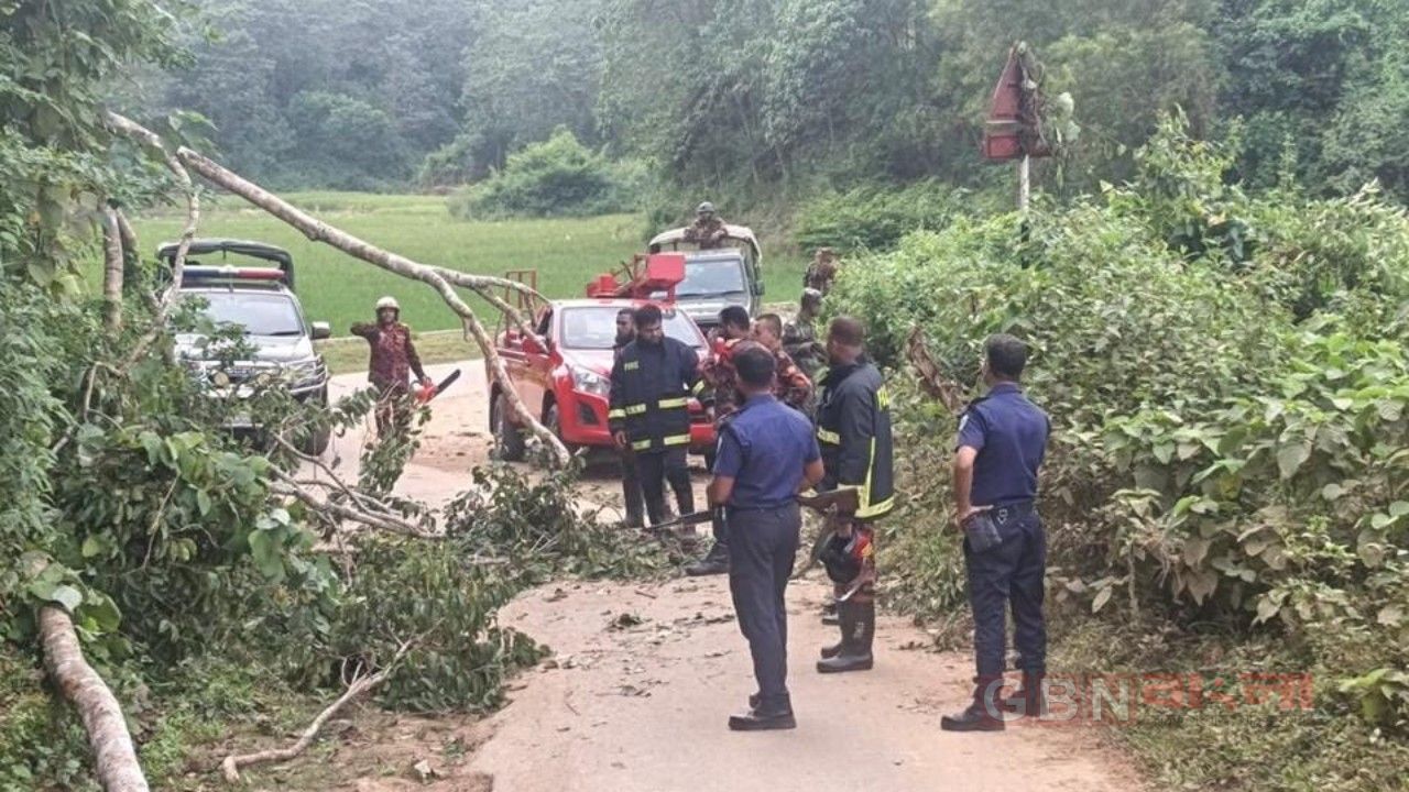 লক্ষ্মীছড়িতে সড়কের প্রতিবন্ধকতা অপসারণ, স্বাভাবিক যান চলাচল
