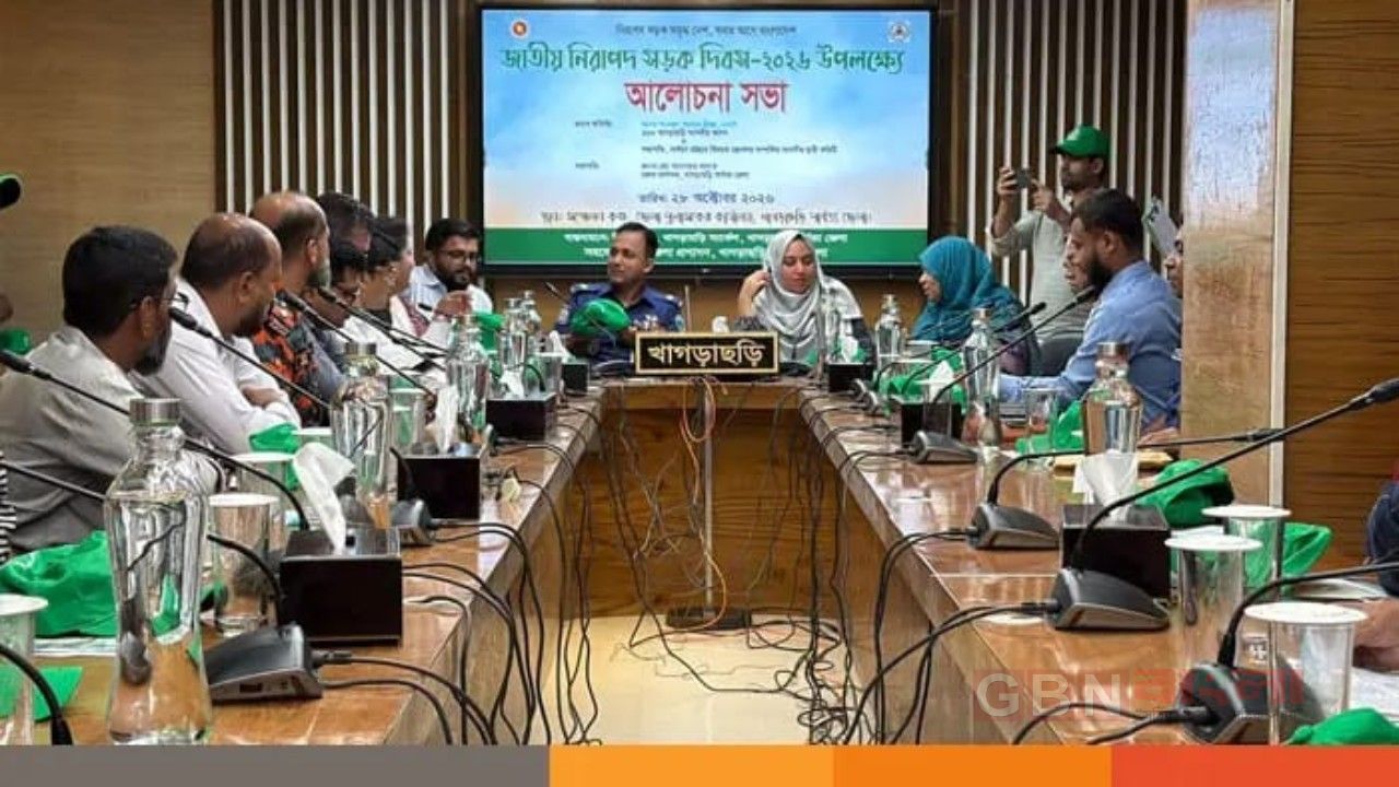 সড়ক দুর্ঘটনা কমাতে সচেতনতার বিকল্প নেই, খাগড়াছড়িতে নিরাপদ সড়ক দিবসের আলোচনা সভা